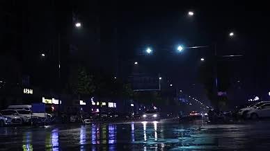 实拍城市道路交通下雨的街道视频的预览图